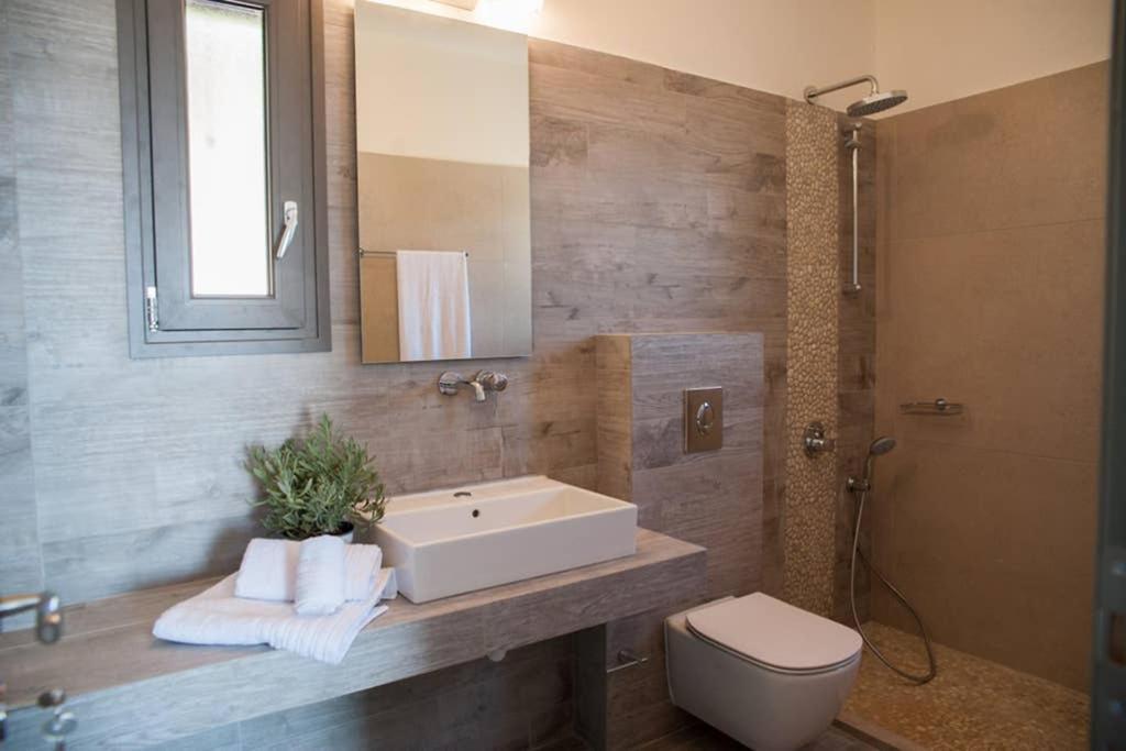 New Villa Blue With Private Pool At Trapezaki Livathos  Buitenkant foto
